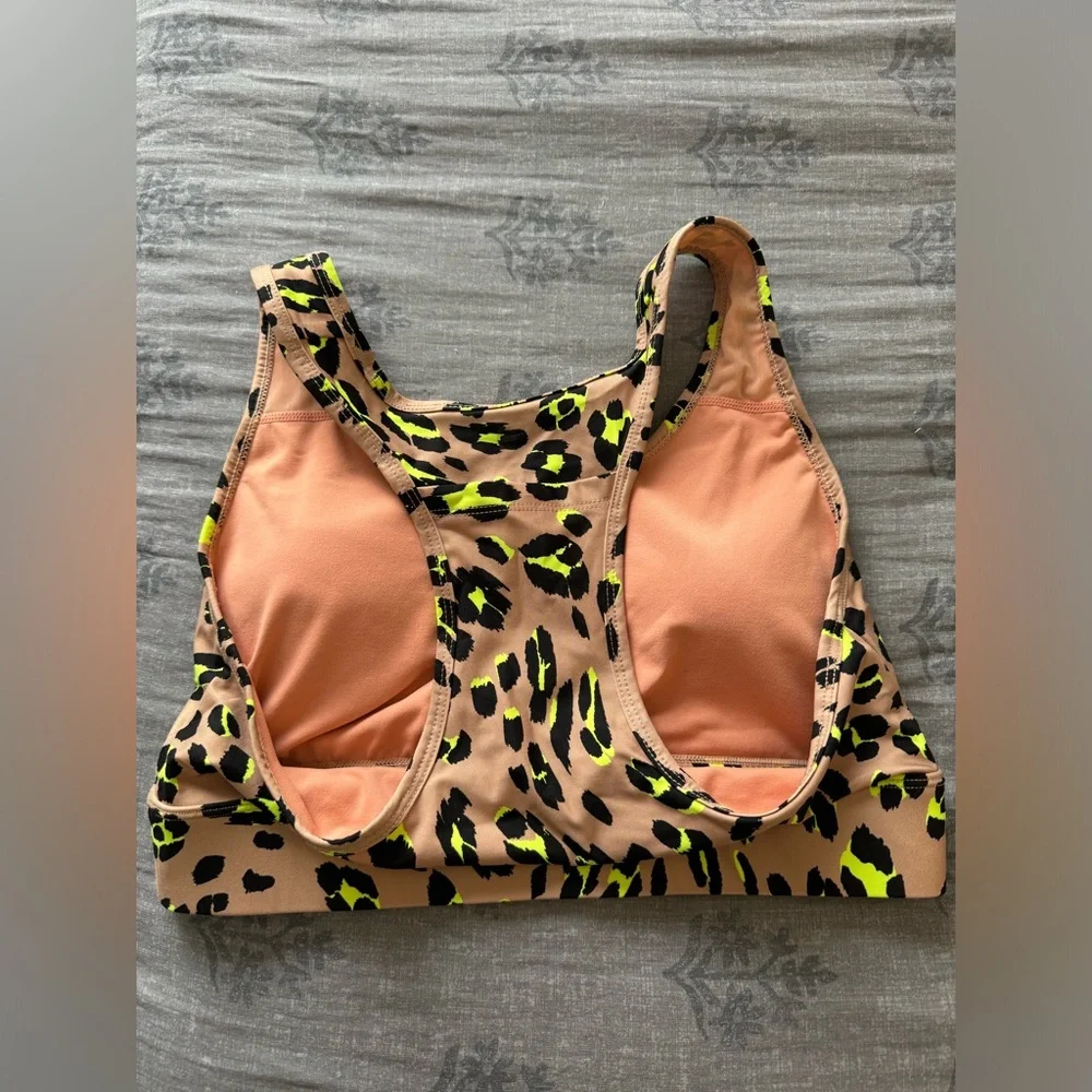Fabletics leopard outfit. Bottoms xs and top is medium. Sold as set. - Picture 11 of 11